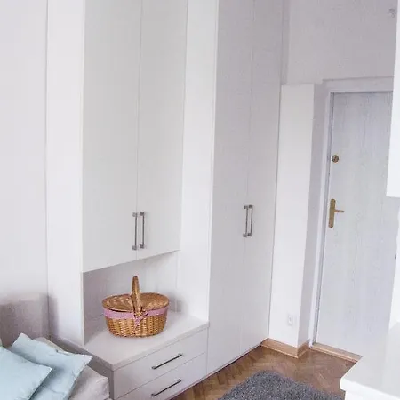 Studio In Heart Of Apartment *
